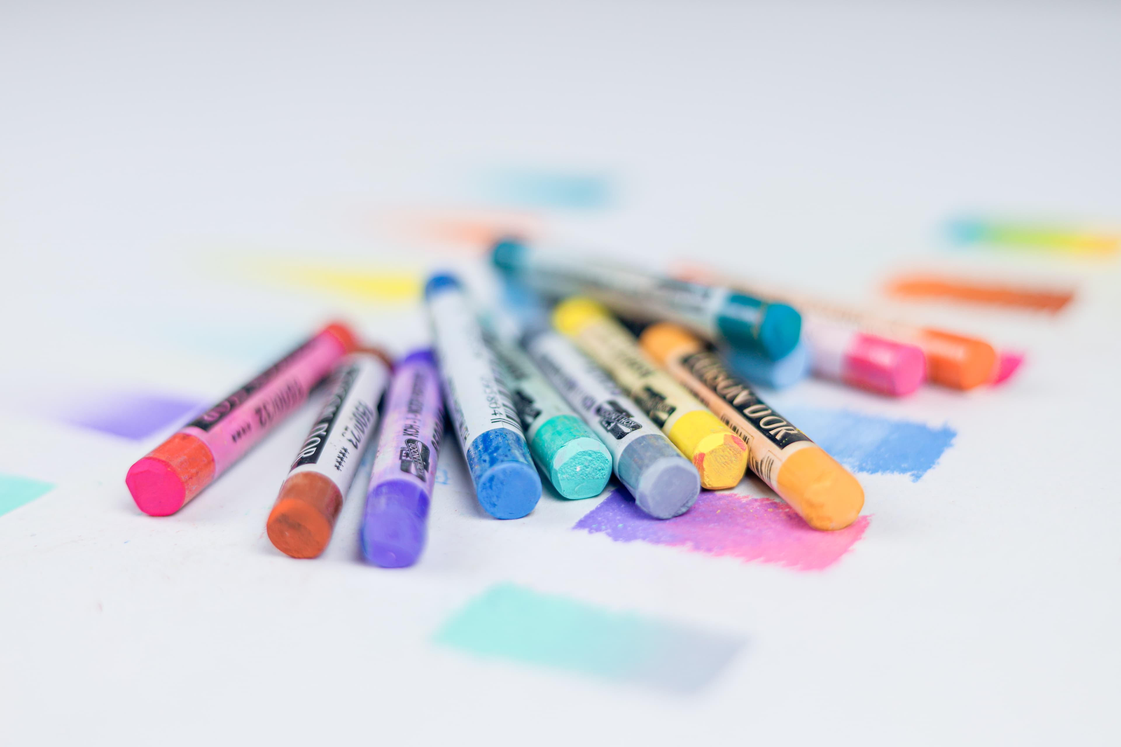 Die Magie des Zeichnens mit farbigen Pastellstiften